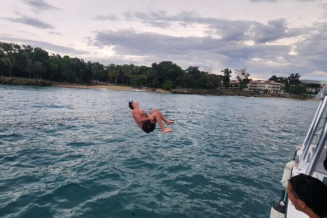 Puerto Plata : Party Boat Catamaran to Sosúa Bay - Dancing, games, and the social mood
