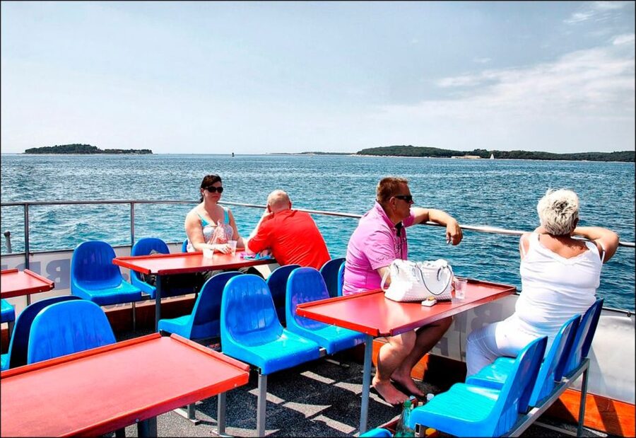 Pula: Harbor Cruise with unlimited Drinks - Seeing Pula Arena from the harbor