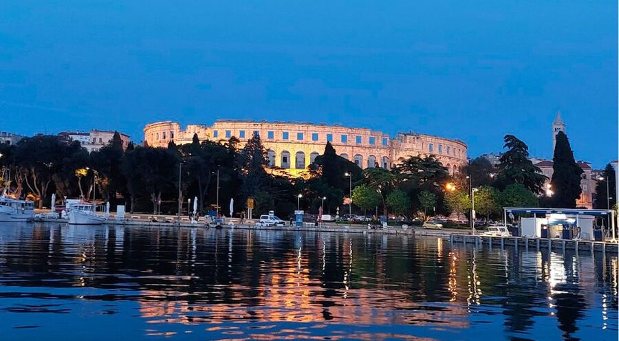 Pula: Harbor Cruise with unlimited Drinks - Seating, sun, and the practical side of the boat