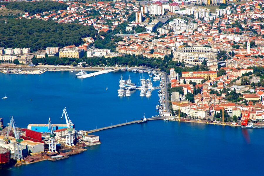 Pula: Harbor Cruise with unlimited Drinks - Commentary and languages on board