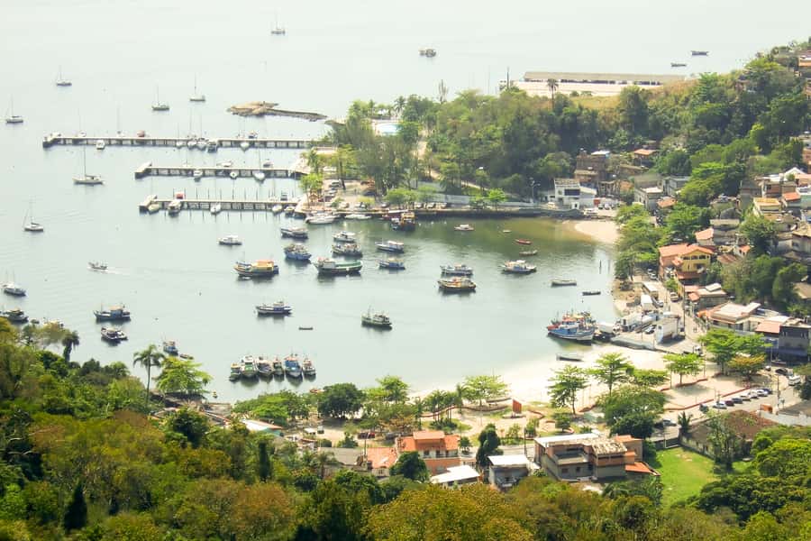 Rio: Guanabara Bay 2-Hour Boat Tour - Crossing toward Niterói’s beaches and coastal forts