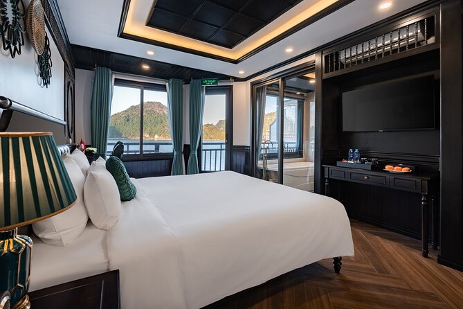 RITA CRUISE - LUXURY 5 STAR CRUISE in HALONG BAY from HANOI - Dinner, squid fishing, and the evening onboard