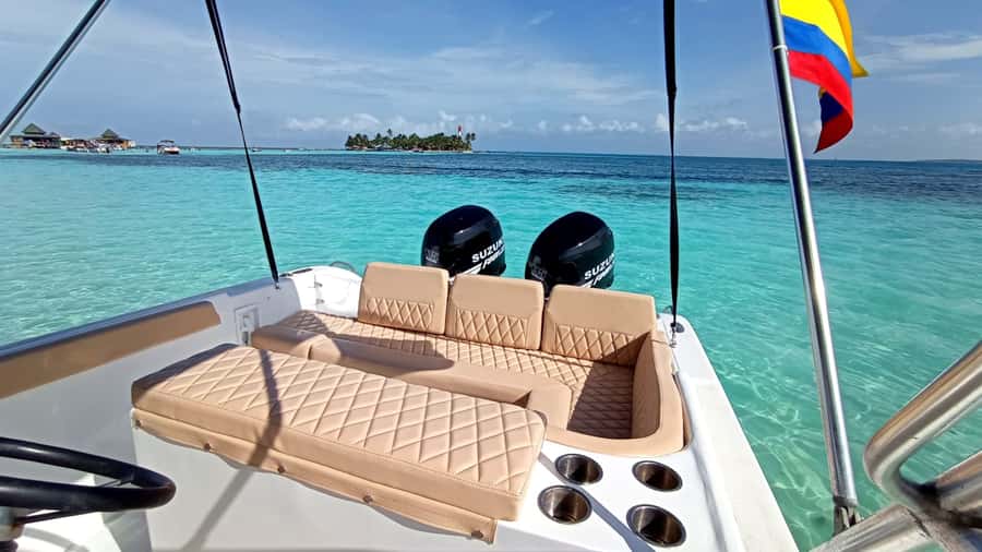 San Andres: Private San Andres Bay Tour by Luxury Speedboat - White coral sand and an easy lunch break