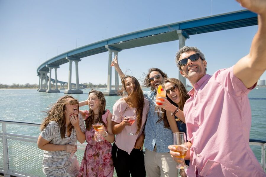 San Diego: Bay Sights and Sips Sunset Cruise - The food and bar: snacks included, drinks extra