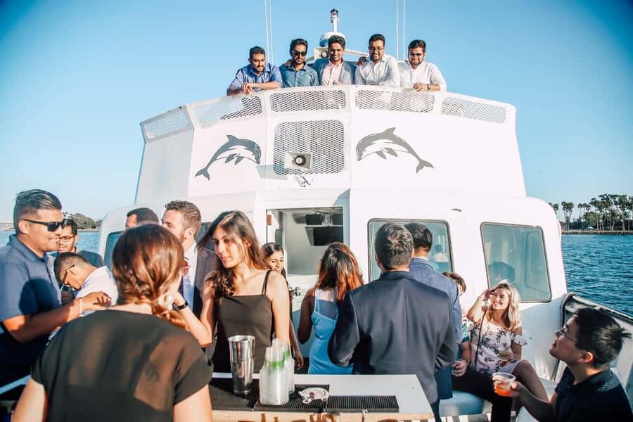 San Diego: Mission Bay Sunset Cruise - Music, drinks, and the Mahalo bar