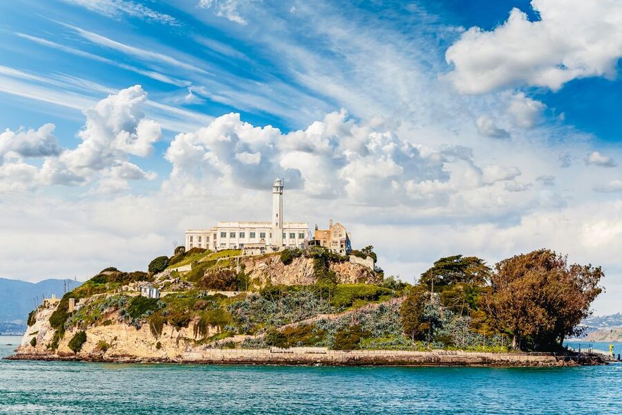 San Francisco: Bay Sailing Tour with Drinks - What the crew adds to the experience