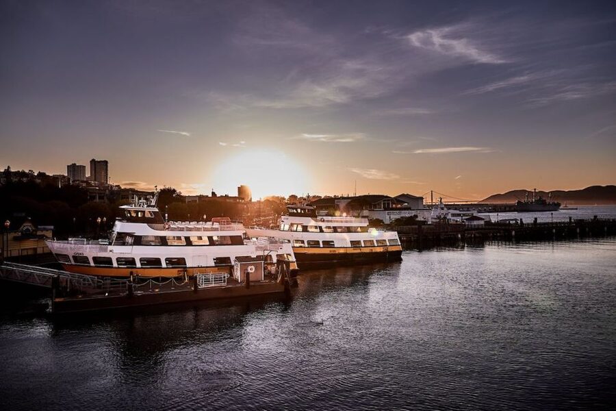 San Francisco: Golden Gate Bridge and Bay Sunset Cruise - What the boat atmosphere may be like