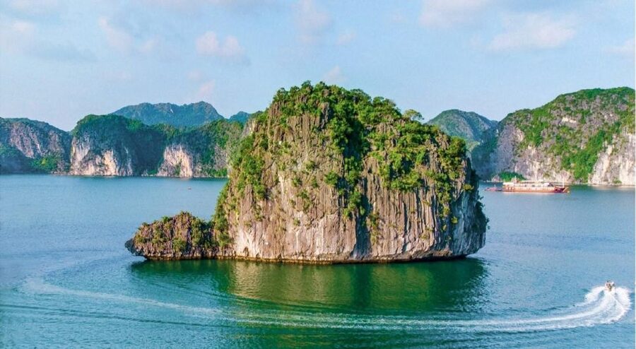 Self guided kayaking tours in less traveled Lan Ha Bay - The self-guided format, explained clearly