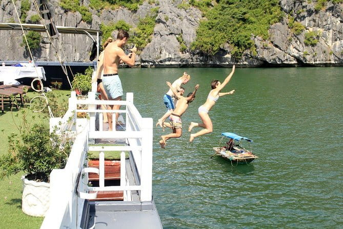 Sunset Tour in Lan Ha Bay | 4-star Daiichi Cruise - The fruit-and-pastry sunset party