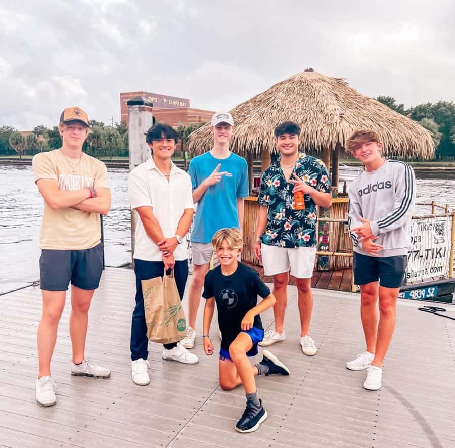 Tampa Bay: Downtown Tampa Tiki Cruise - Daylight views or city lights after dark