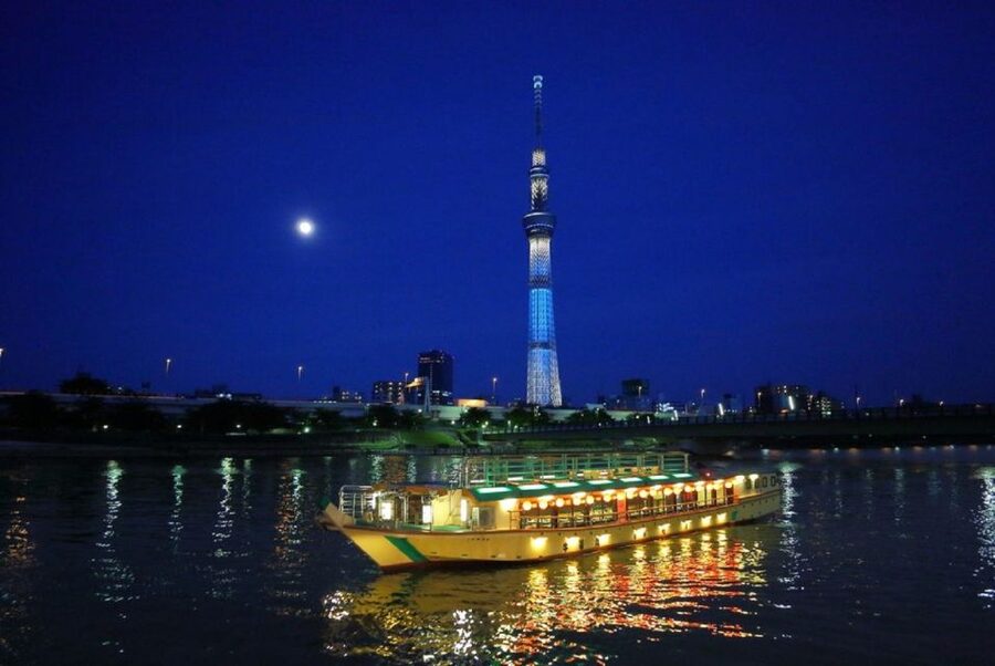 Tokyo Bay: Traditional Japanese Yakatabune Dinner Cruise - Friendly service, celebrations, and shared tables