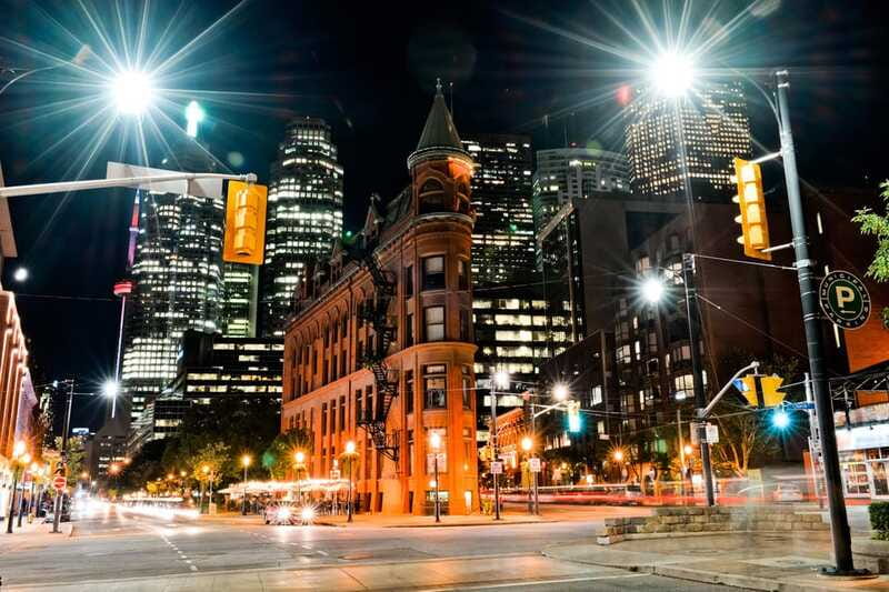 Toronto: Small Group Night Tour with Harbour Boat Cruise - What the Guides Add