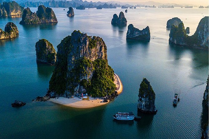 VIP Ha Long Bay 6 hour FUJI cruise with latest luxury cruise ship + limousine + highway + dinner for Japanese only - Boarding FUJI and the seafood lunch
