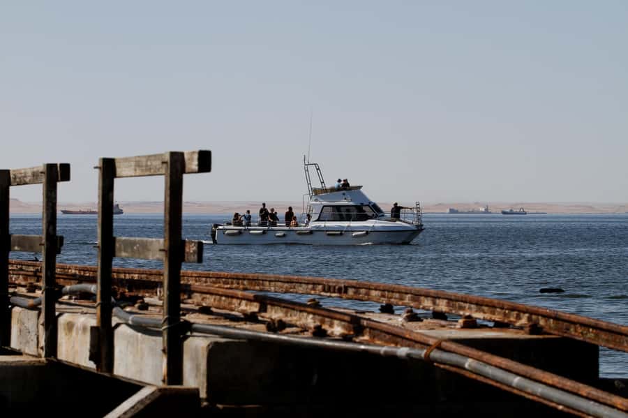 Walvis Bay: Dolphin Cruise, Pink Lakes and 4x4 Dune Drive - Pelican Point and the value of a coastal stop
